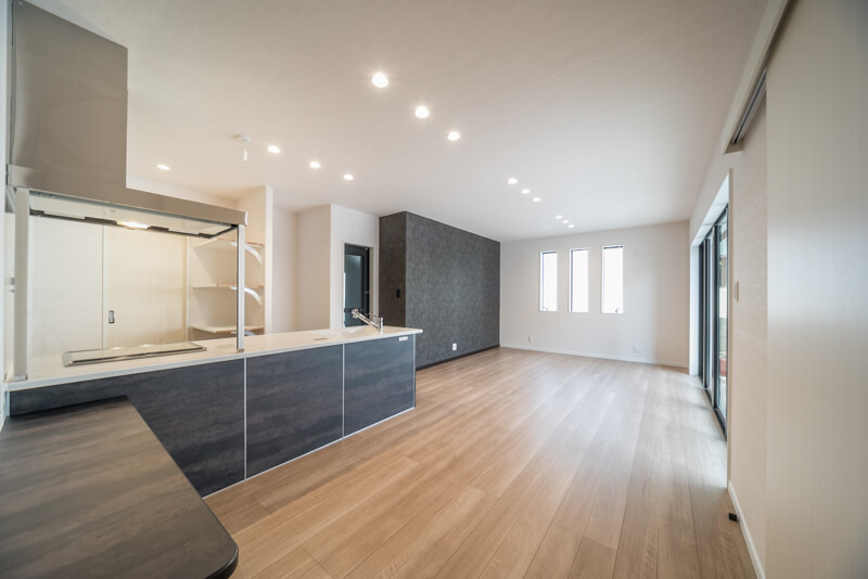 ダウンライトの色で空間演出 テラスに出る窓はワイドサイズ 注文住宅ブログ 大阪京都で注文建築専門の工務店は匠建枚方