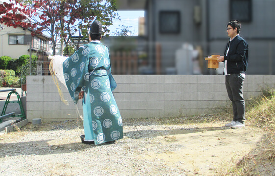 切麻散米(きりぬささんまい)といって、神職さんが切麻(=麻または紙を細かく切って米とまぜた、祓い清めるためのもの)で土地の四方を清めている様子