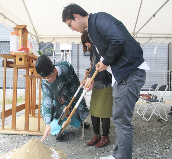 次に施主様が、初めて土をおこす「穿初(うがちぞめ)」を行います。