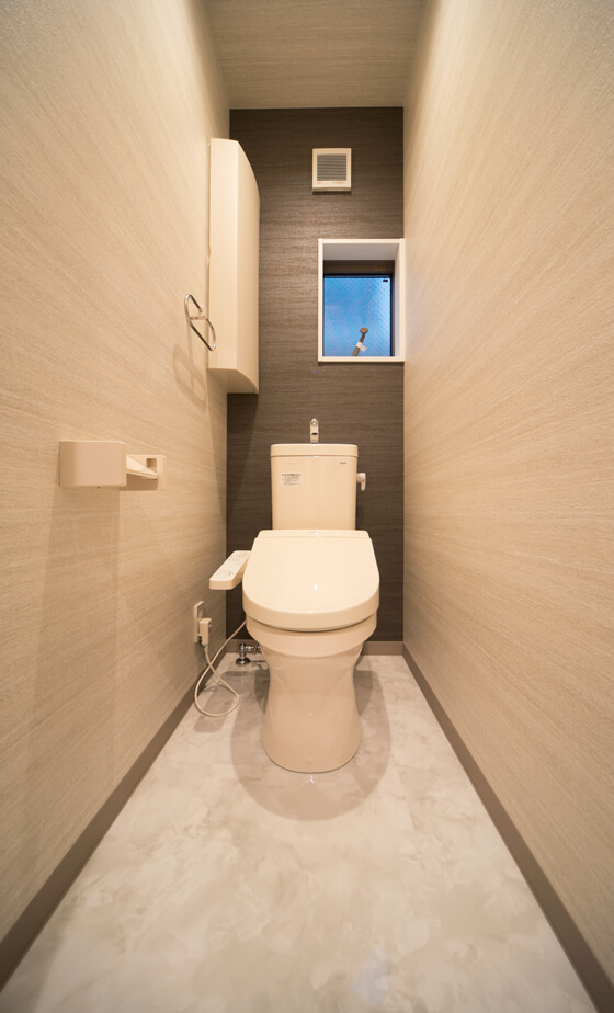 2階のトイレはTOTOの商品を採用。黒色のクロスでかっこよく仕上がりました