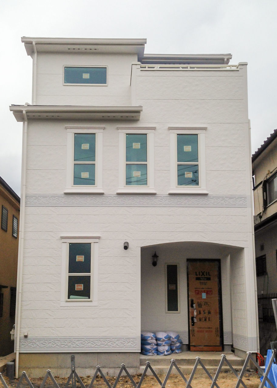 3階建てのi様邸 パワーボードのさざなみとアラベスクの組み合わせでお城のような外観スタイルに 注文住宅ブログ 大阪京都で注文建築専門の工務店は匠建枚方