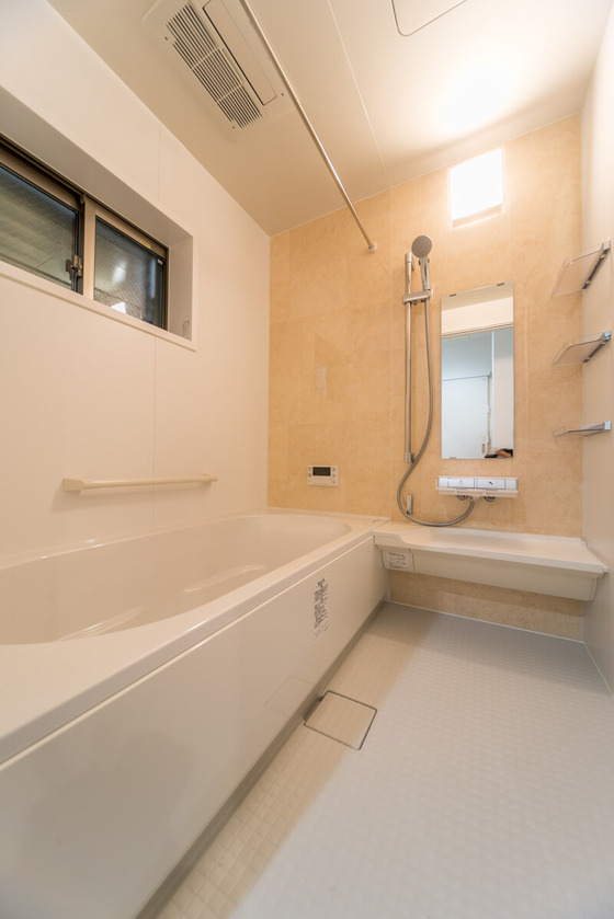 ユニットバスもLIXILをご採用。『クレリアパール』の人造大理石の浴槽は、UBを高級感のあるイメージに仕上げてくれます