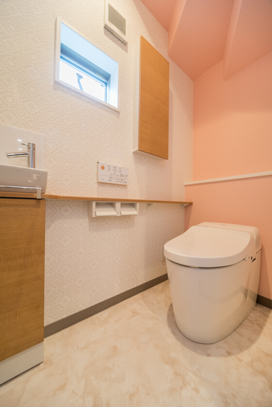 1階のトイレは、階段下のため背面の壁を200mmほどふかし（200mmの壁をつくり）、出来る限り圧迫感がないように工夫しました