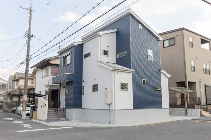 光の反射で表情豊か スッキリとした白と紺のツートンの外観 注文住宅ブログ 大阪京都で注文建築専門の工務店は匠建枚方 光の反射で表情豊か スッキリとした白と紺のツートンの外観 注文住宅ブログ 大阪京都で注文建築専門の工務店は匠建枚方