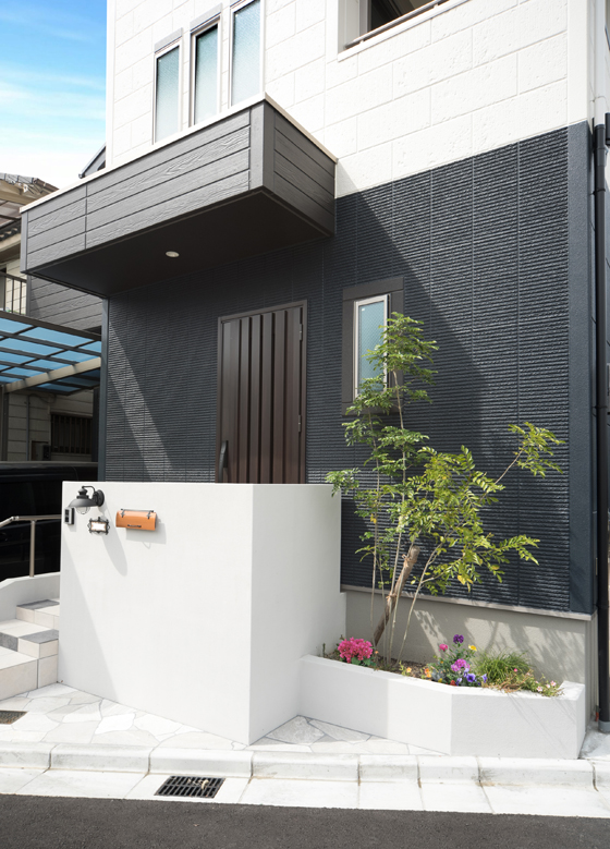 アプローチの床はアイランドのランダムクオーツ・乱形の石でモダンホワイトに