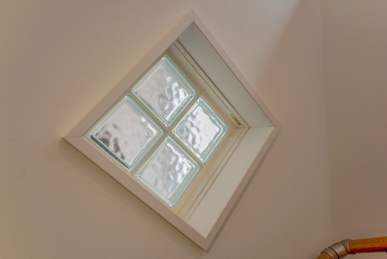 このリクシルの【ガラスブロック】は、外からの視線を遮ることはもちろん、光を室内に採り込む効果があります class=