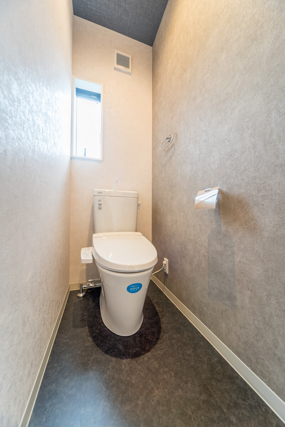 2階のトイレは、LIXILのベーシア(フチレス)。汚れが非常につきにくい「アクアセラミック」という素材の陶器を使用しています