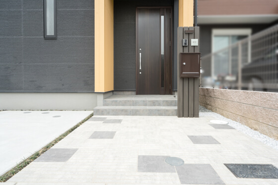 門柱は、ユニソンの「フォレスコネクトST」外観に合わせたブラック色で設置。ポストは、同じくユニソンの「テラ」ブラウン色。