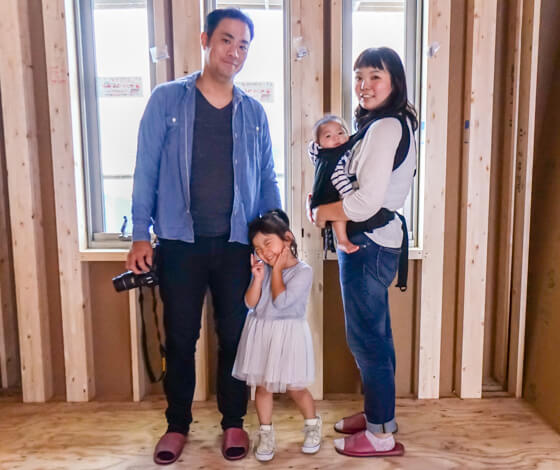 新築一戸建ての上棟日に室内で記念撮影