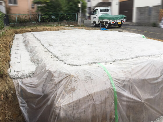 防湿シートを敷き詰めたら、捨てコンクリート(=捨てコン)の打設を行います。