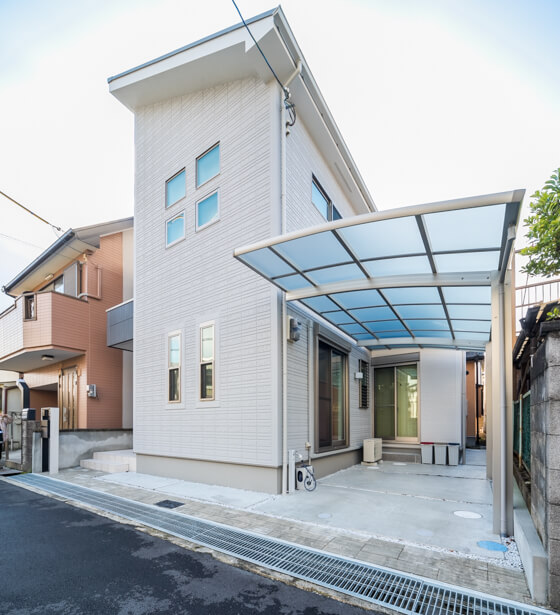 アプローチと道路との境目に、モノトーンの静けさとナチュラルなぬくもりを感じさせる、「ユニソンの舗装材リビオ(Livio)、シルバーカラー」をランダムに敷き詰めています。シンプルを追求した外構です。