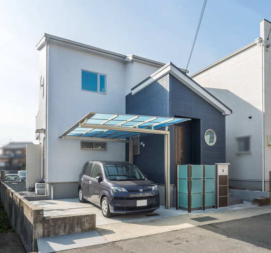 片流れと段違い屋根を組み合わせたシンプルモダンの外観