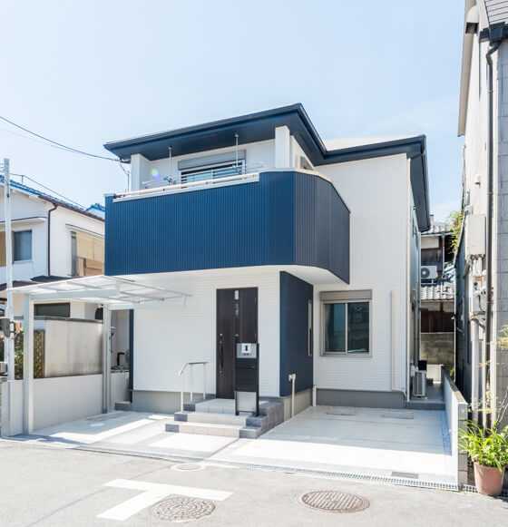 バルコニーの出幅も、一部建蔽率に加算されます。少しでも広いバルコニーを確保しようと、Ｌ型バルコニーのコーナーをアールにアレンジ。