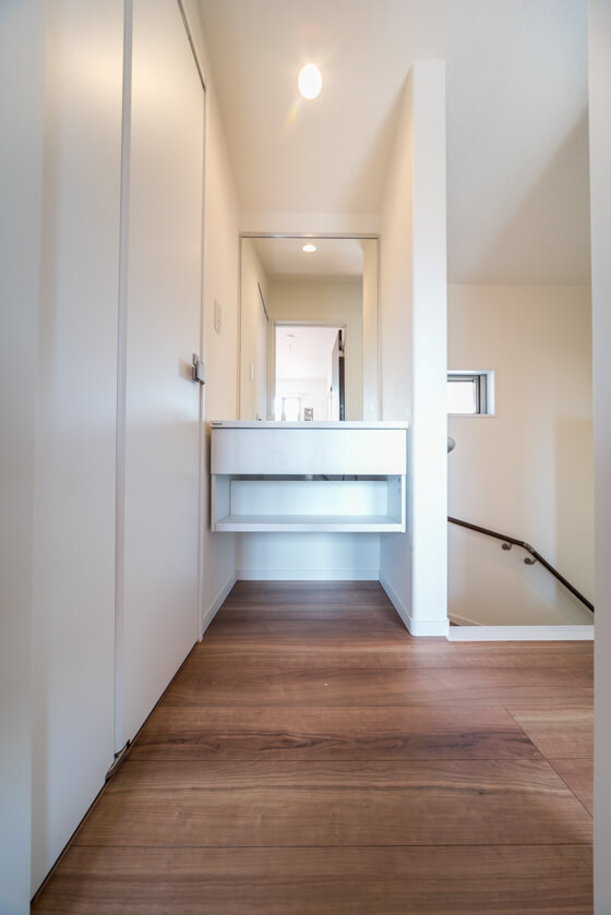 2階ホールに洗面コーナー フロートタイプのシーライン一面鏡 注文住宅ブログ 大阪京都で注文建築専門の工務店は匠建枚方