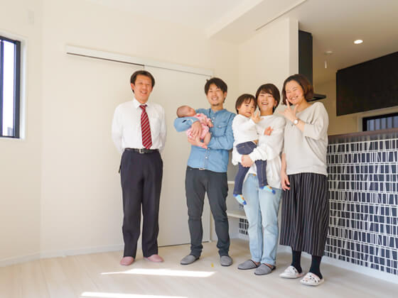 最後は、お披露目会で見ていただいた内容の最終確認と、カーテンレールの色などをお打合せして、記念撮影までさせていただきました