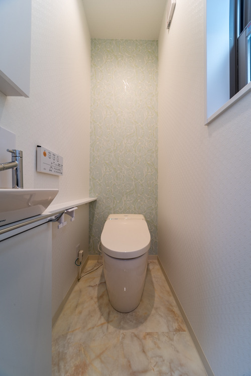 1階のトイレは、アイボリーを貴重として落ち着いた空間に