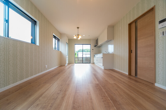 壁付けキッチンの間取り クラシカルな装いのリビングにはledシャンデリア 注文住宅ブログ 大阪京都で注文建築専門の工務店は匠建枚方