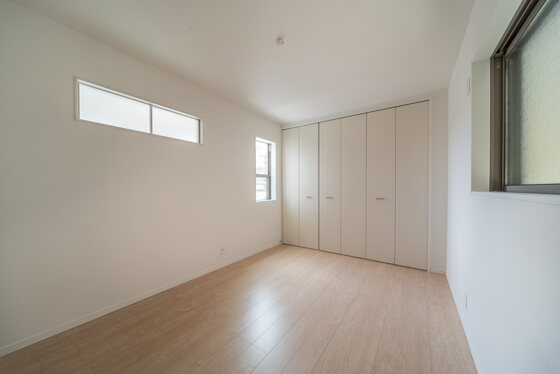 大きなクローゼットのある部屋