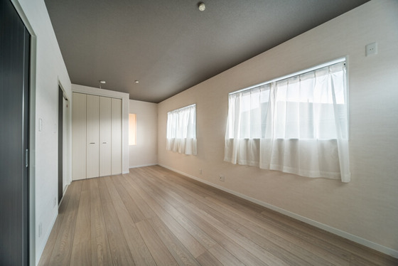 こちらはダイケンの「マドモ」という商品。FIXの室内窓で、吹き抜けの玄関ホールの明かりが子供室にも届くようになっています