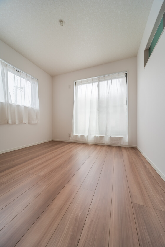 （右側上の窓）ダイケンの室内窓「マドモ」を設置して、奥の部屋にも光が届くようにとひと工夫