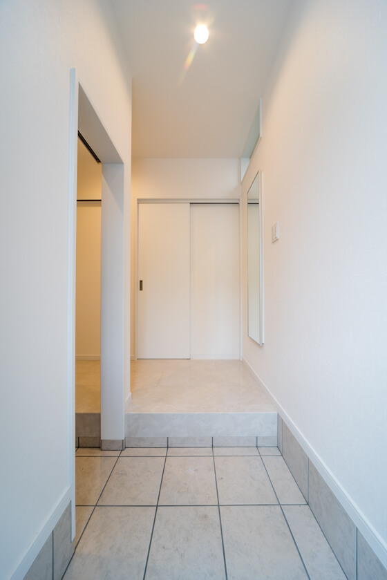 玄関に姿見付きの小物収納ボックス スリッパ収納ボックス 注文住宅ブログ 大阪京都で注文建築専門の工務店は匠建枚方 玄関に姿見付きの小物収納ボックス スリッパ収納ボックス 注文住宅ブログ 大阪京都で注文建築専門の工務店は匠建枚方
