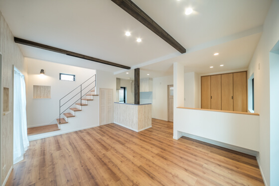 姿勢が楽なベンチタイプの小上がりの畳コーナーで楽しくお勉強 注文住宅ブログ 大阪京都で注文建築専門の工務店は匠建枚方