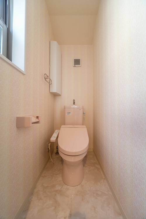 2階のトイレは、TOTOのタンク付トイレ