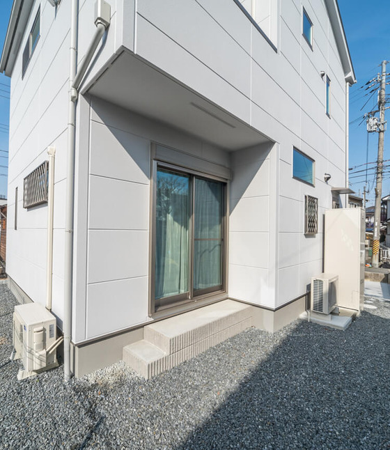 写真右側にあります白いBOXは給湯器の【エコキュート】です