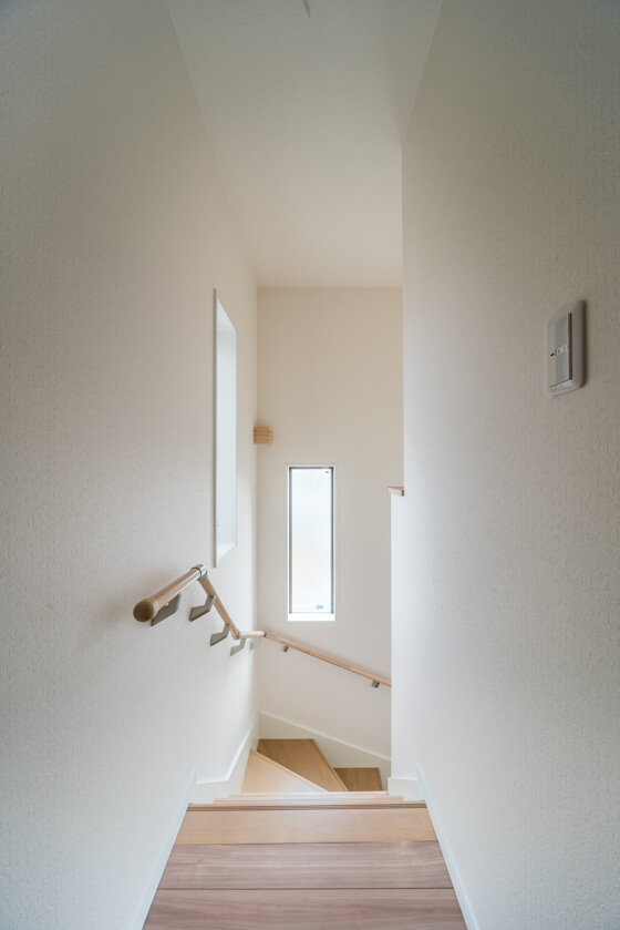 クローゼットを配置して窓を設置できない場合は室内窓で対処 注文住宅ブログ 大阪京都で注文建築専門の工務店は匠建枚方