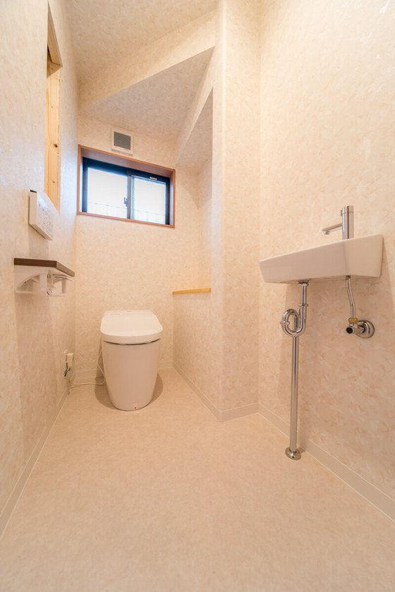トイレの幅を広くするため、階段との間にスペースがうまれたので、デコレーションカウンターをご提案。