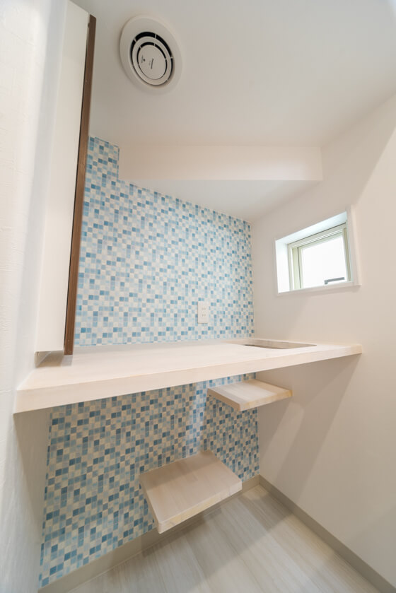 洗面室のネコ用階段を登ればナノイーが付いた猫の食事場 注文住宅ブログ 大阪京都で注文建築専門の工務店は匠建枚方