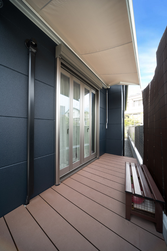 フルオープンサッシ「オープンウィン」の窓の上には手動で開閉できるオーニングを取り付けています。オーニングの商品名はLIXILの彩風（あやかぜ）。