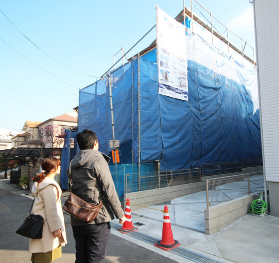 数日後、施主様に現場に来ていただき、棟梁さんとのお顔合わせを行いました