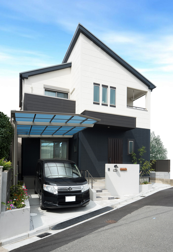 カーポートは本来ですともっと低い位置に付くのですが、今回は花壇を有効利用させていただきました。