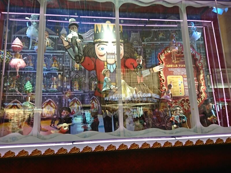 阪急うめだ本店コンコースウィンドーのクリスマス飾り レスリーとアジアと映画 阪急うめだ本店コンコースウィンドーのクリスマス飾り レスリーとアジアと映画