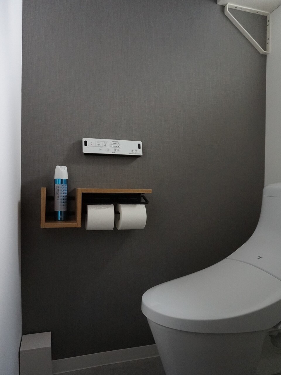 狭いトイレもオシャレに変身、LOWYAのトイレットペーパーホルダー : お