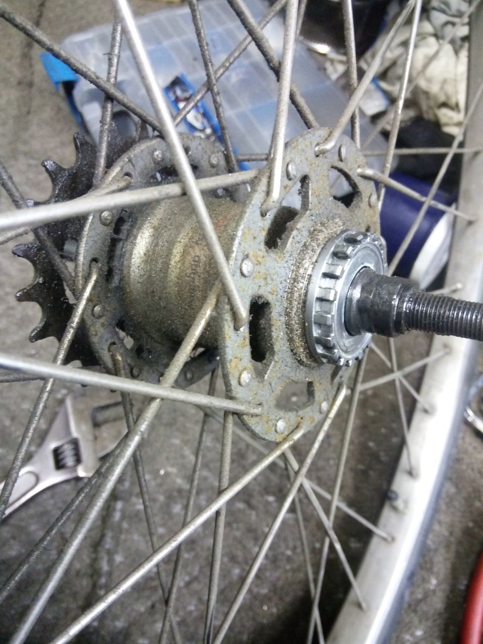 自転車 後 輪 ガタ つき 修理