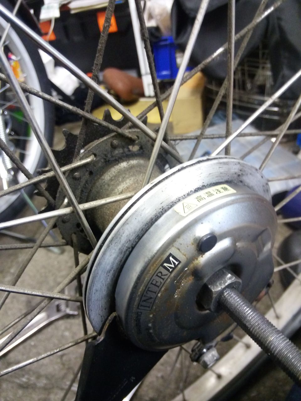 自転車 後 輪 ガタ つき 修理