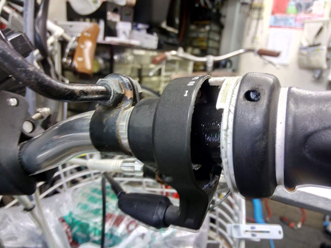 スラム SRAM グリップシフター シフトワイヤー交換 : 商店街の スラム SRAM グリップシフター シフトワイヤー交換 : 商店街の
