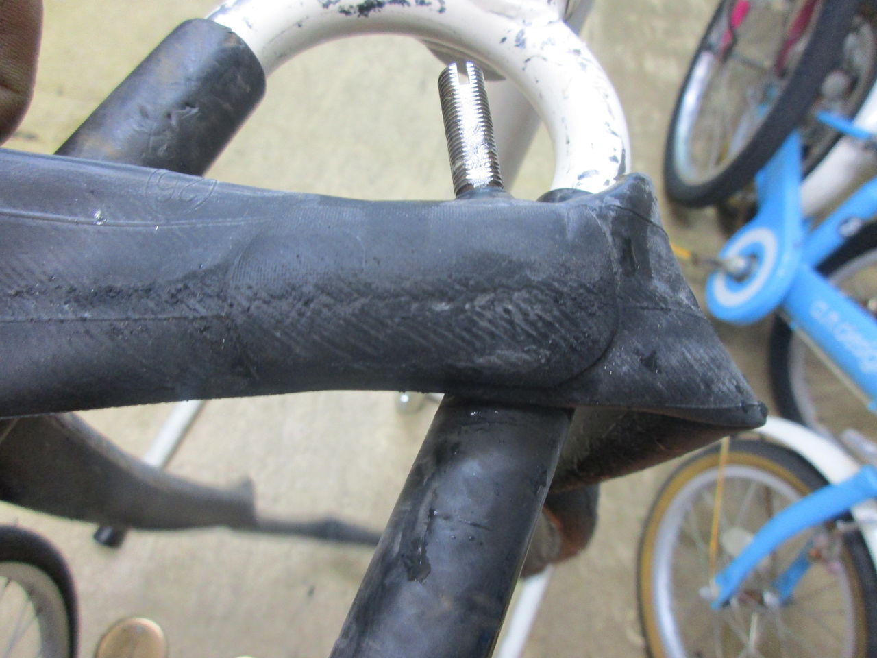 自転車 タイヤ 側面 破れ