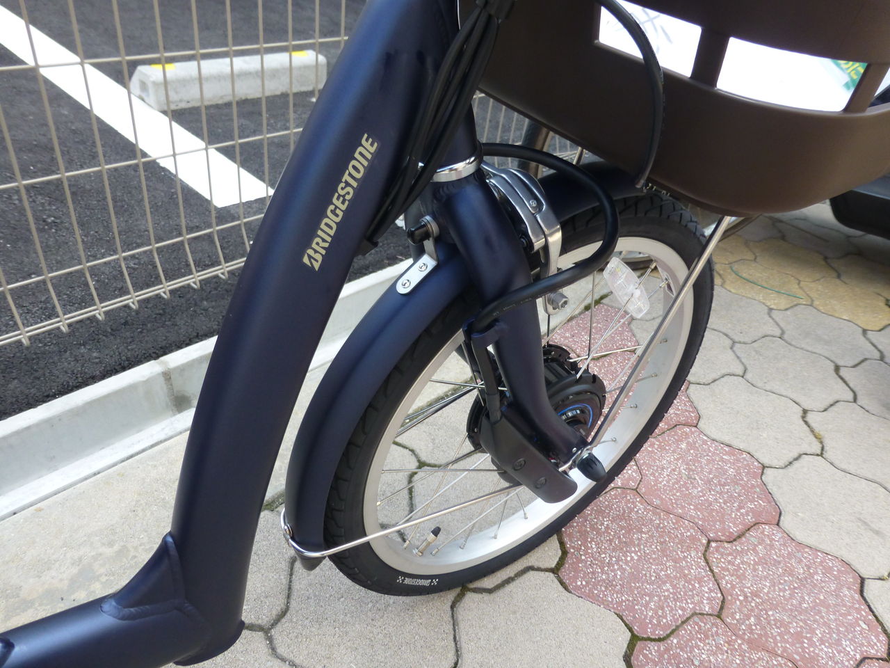 ブリヂストンサイクル ラクット 24インチ電動自転車 : 商店街の自転車