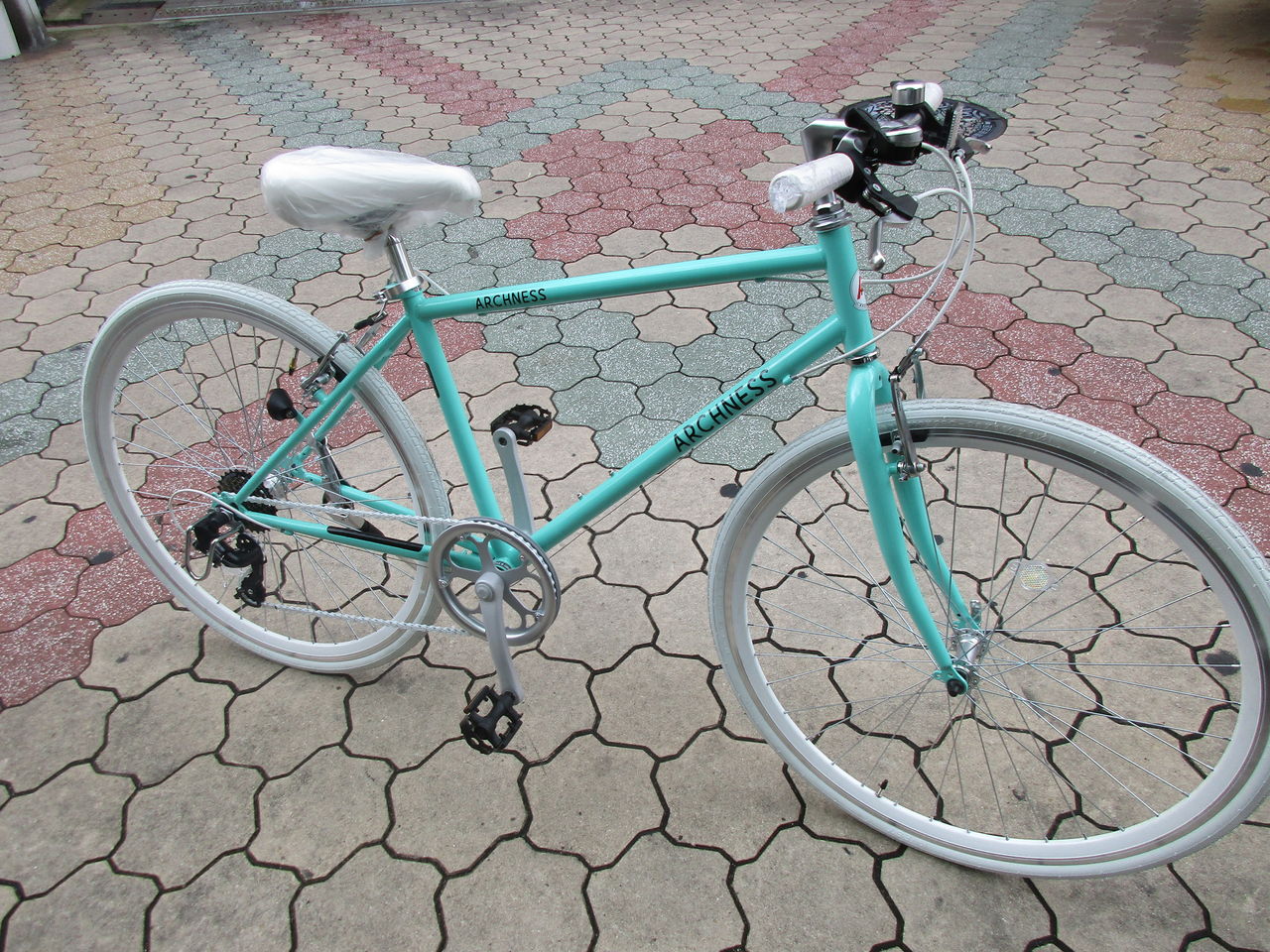 ARCHNESS-クロスバイク ARCHNESS クロスバイク サドル付き 2台あります
