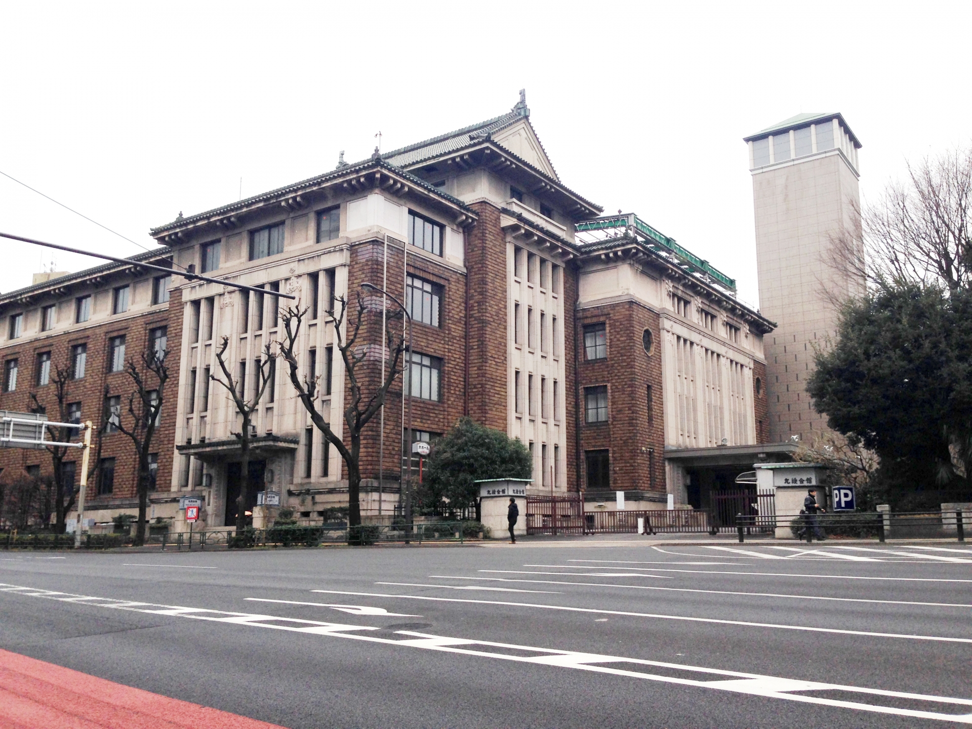 同润会公寓】同润会公寓是日本第一座现代钢筋混凝土防火公寓，是于关东大地震（1923年9月1日）后的复兴建筑。由内务省于1924年为支援灾后重建而成立的“财团法人同润会”主持建造。  : 职人.com博客