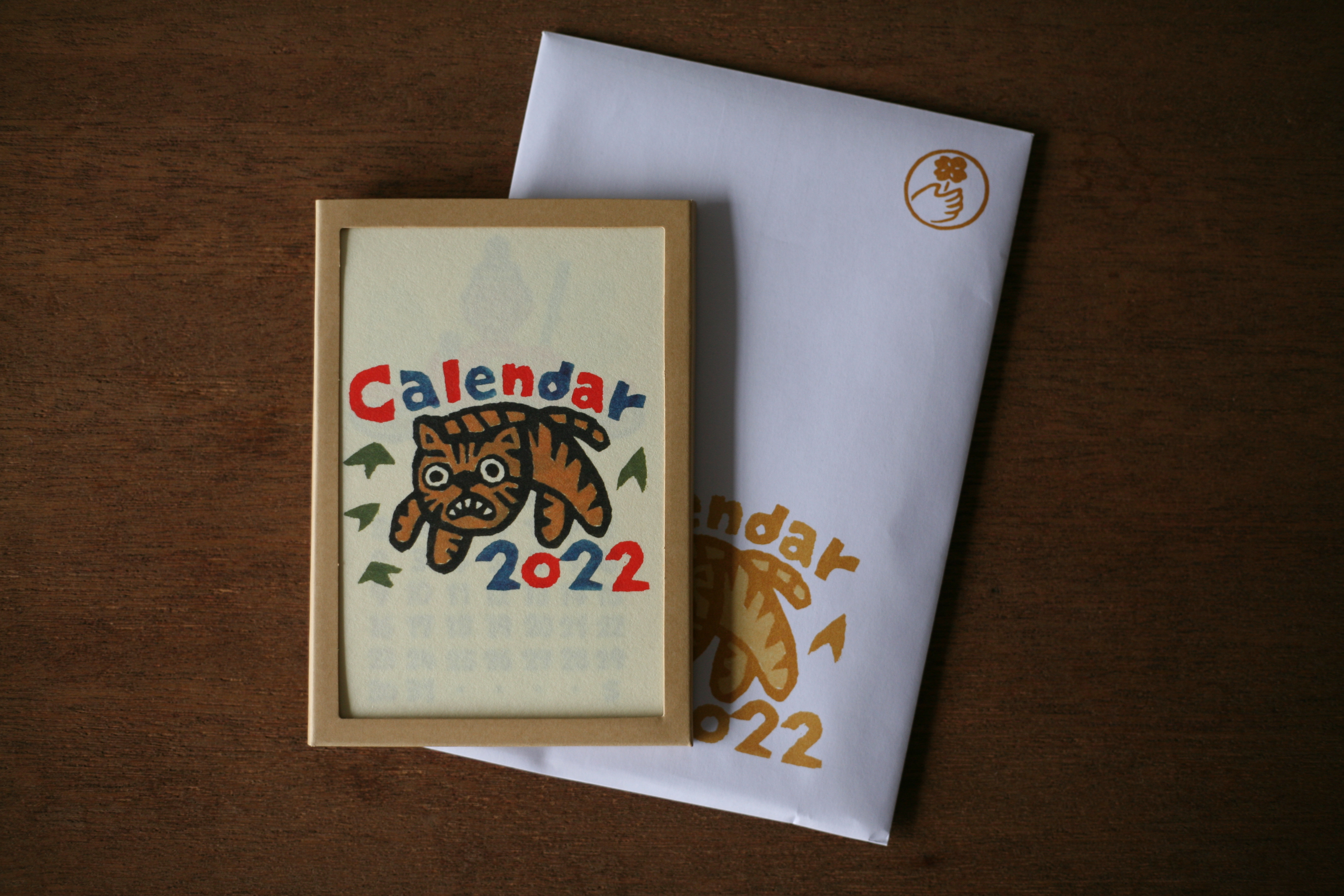 和手機裡冰冷的日曆不同 紙質的日曆是有溫度的 上面除了月份 星期和日期 或多或少都會印有一些其他的文字或圖案 有的是名言警句 有的是花花草草 職人 Com網誌