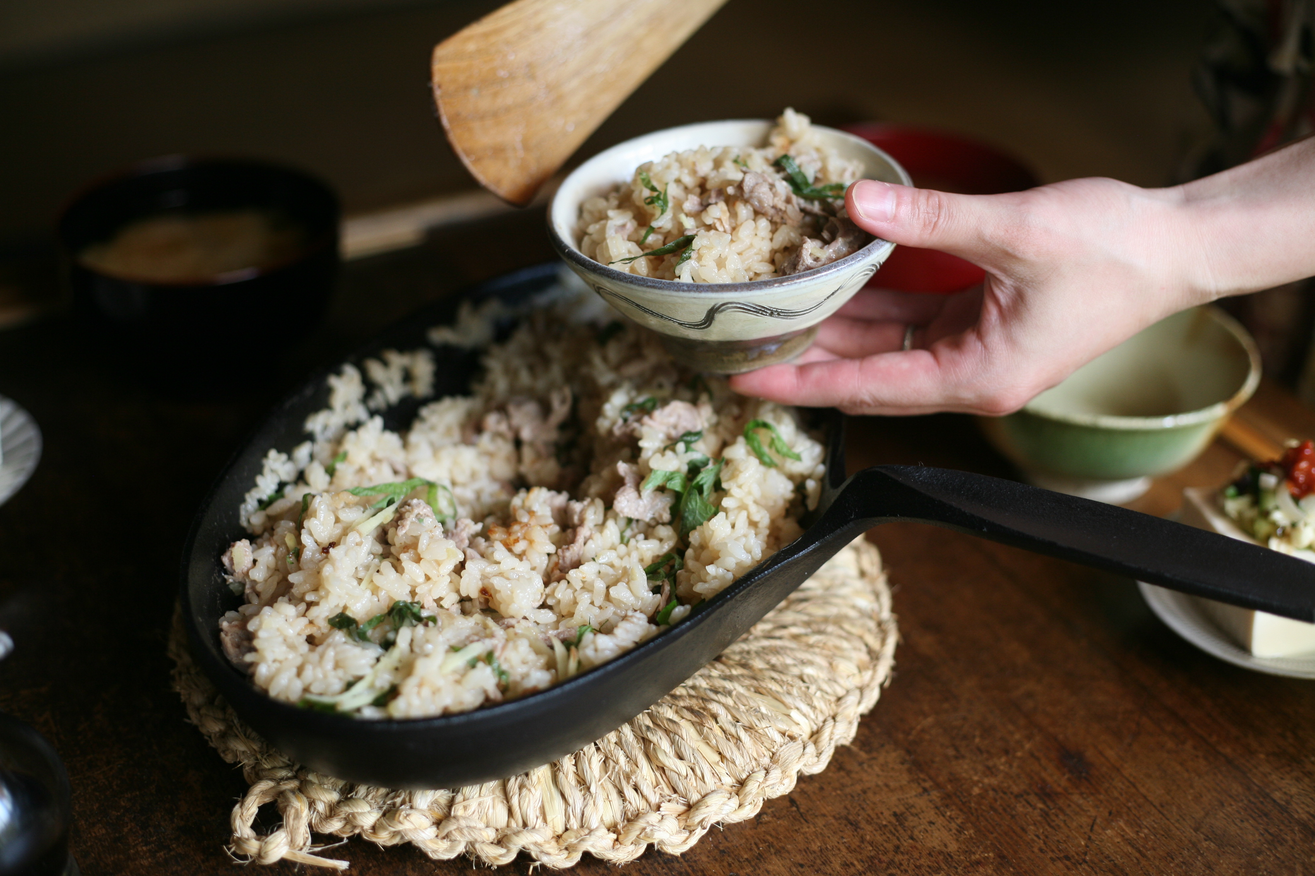 【日式什錦炊飯·小笠原陸兆的魚形鑄鐵鍋】什錦炊飯即為用時令蔬菜，海鮮魚類等食材與米飯混合燜煮，出鍋前用鹽、醬油、醬汁等調味拌勻食用的飯菜一體的 ...