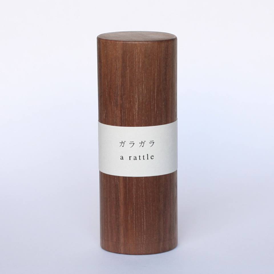 釘を使わず、木と木を組み合わせる「さしもの」。平安時代より伝わる日本の伝統工芸です。SyuRoのペーパーウェイトとガラガラ。 : 職人.comブログ