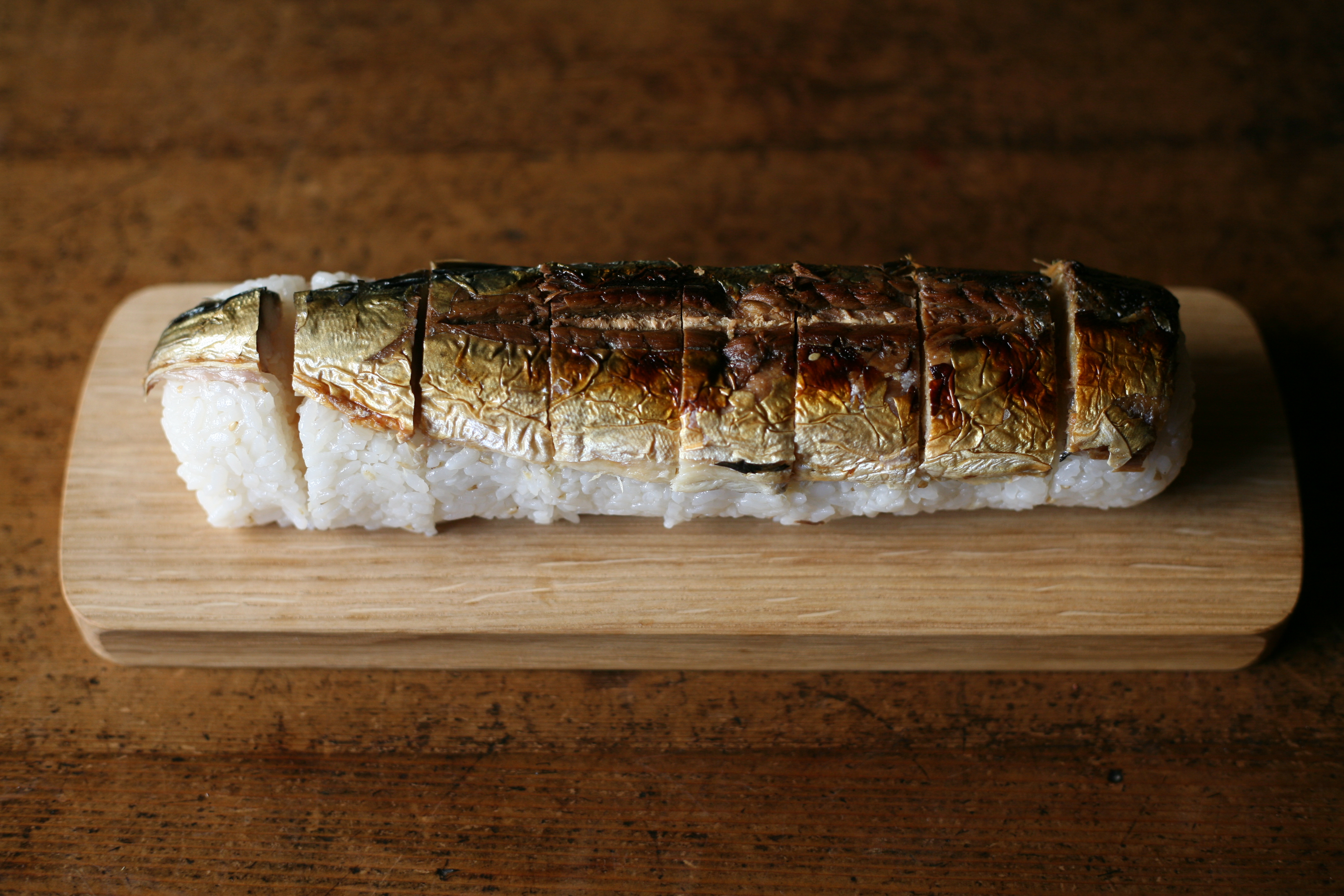 焼き鯖 周末在超市买到了美味的塩焼き鯖即盐烧鲭鱼 一分为二 一半制作了押寿司 另一半用寿司卷帘卷成了棒寿司 职人 Com博客