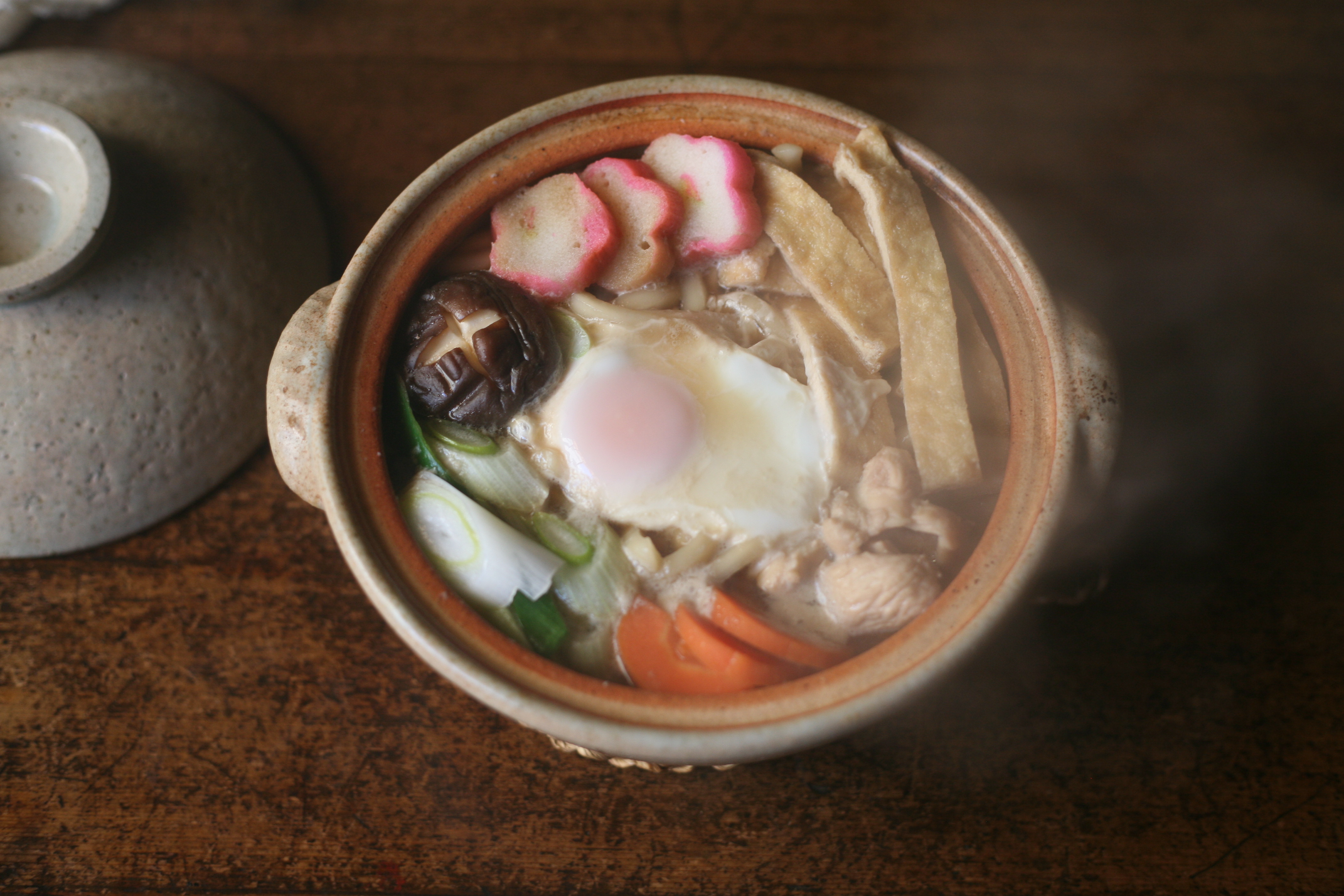 松山陶工場の土灰斑点土鍋で鍋焼きうどんを楽しんでみてはいかがでしょうか ほんのりとピンクがかった可愛らしい土鍋です 職人 Comブログ
