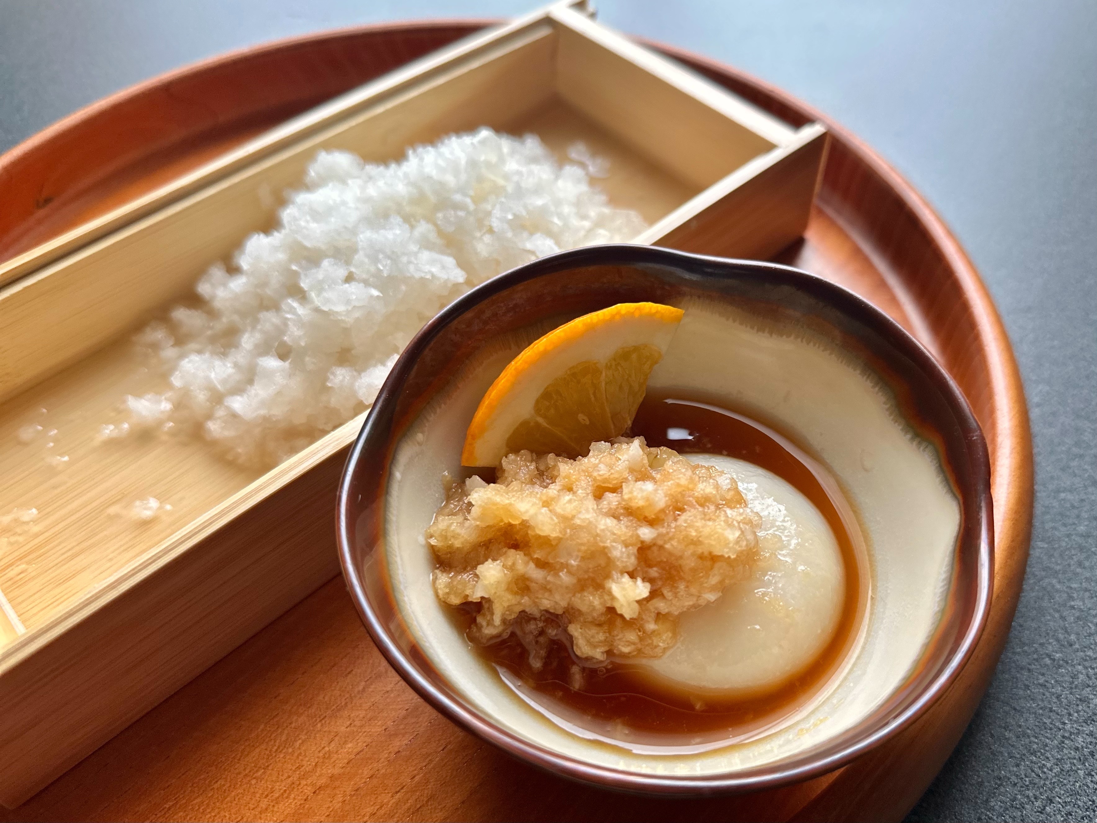【酢もちと鬼おろし】鏡開きも過ぎ、お正月用に用意したお餅をなかなか食べきれないということはありませんか?福岡県東部に位置する豊前地域の郷土料理に、「酢もち」があります。 【酢もちと鬼おろし】鏡開きも過ぎ、お正月用に用意したお餅をなかなか食べきれないということはありませんか?福岡県東部に位置する豊前地域の郷土料理に、「酢もち」があります。