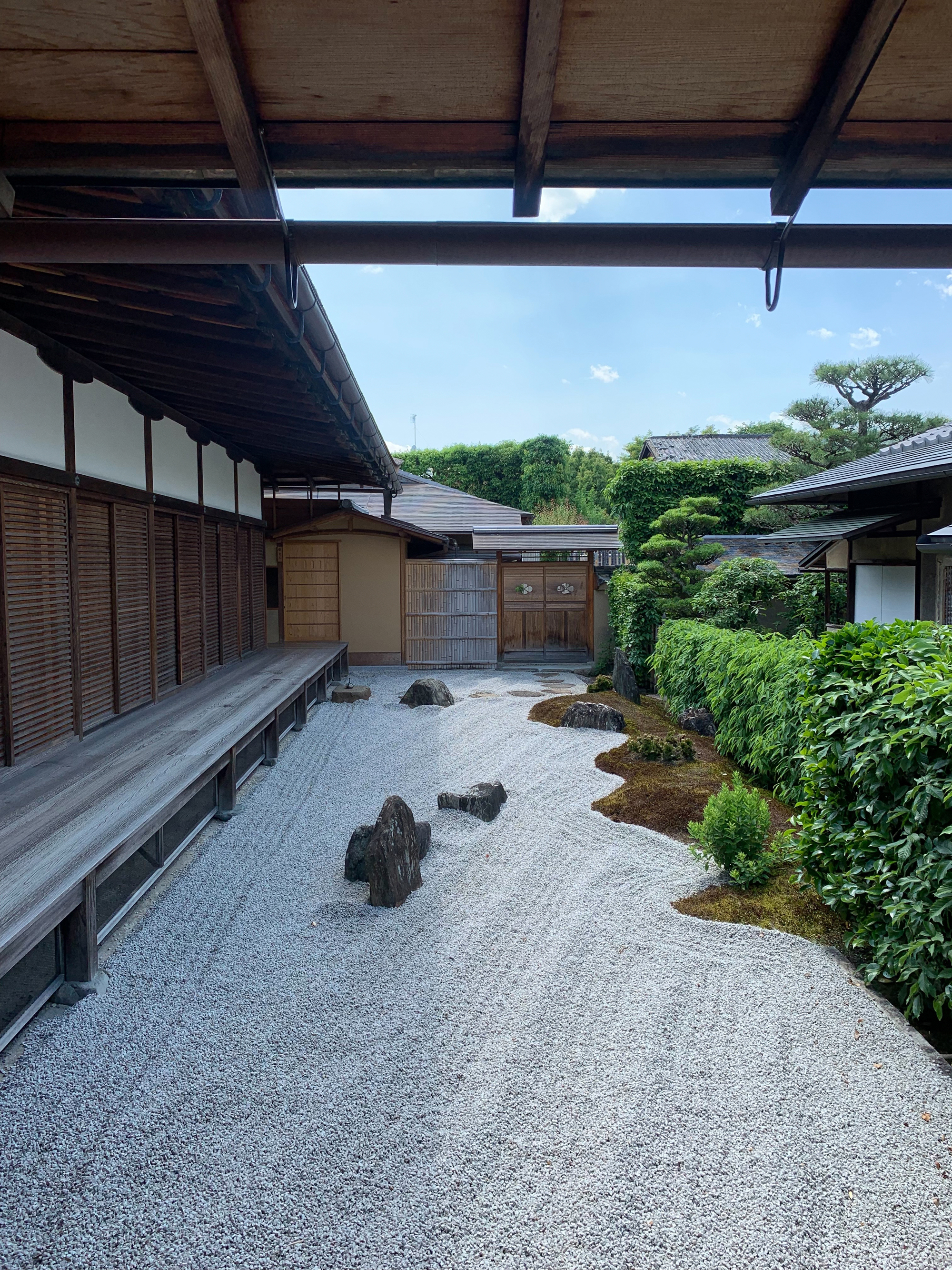 枯山水」是日本庭園的一種形式，不使用水，而是透過石頭和沙子等元素來